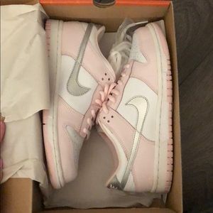 Girls Nike dunk low size 4.5Y